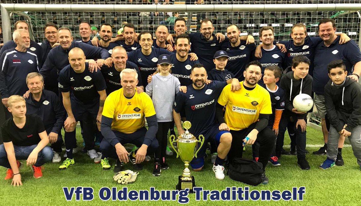 vfboldenburg's tweet photo. Hochverdient hat die Traditionsmannschaft des VfB Oldenburg am Freitagabend das Hallenturnier um den Pokal der Öffentlichen Versicherungen gewonnen: https://t.co/J9z8MFyd0y
#Turniersieg #VfB #Oldenburg #WirSindOldenburg #GegenRassismus #DieBlauen #NordischGut #PAULHEWITT https://t.co/fjd3bzTc8k