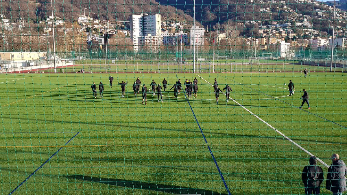 Boo1986Boo's tweet photo. I bianconeri sono tornati in campo ⚽️. Sono 25 i calciatori che hanno svolto la prima sessione del nuovo anno. Tra di loro gli infortunati dell'ultimo periodo, ossia capitan @jona_sabbatini, Alexander #Gerndt e Mattia #Bottani. Ai box, invece, Carlinhos #Júnior #FCLugano ⚪⚫ https://t.co/LROBUKrYPd