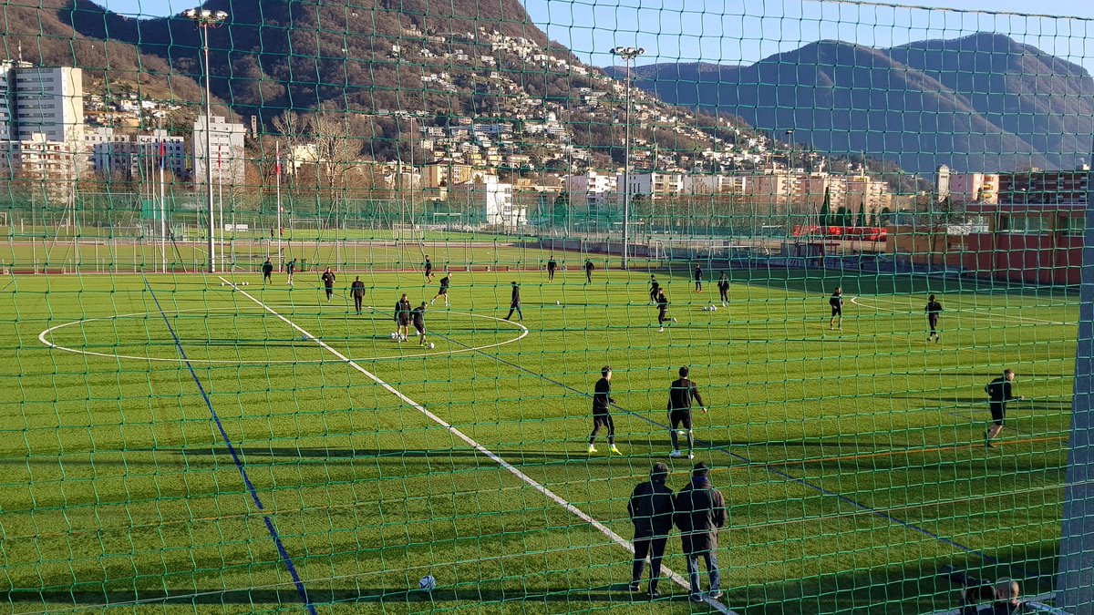 Boo1986Boo's tweet photo. I bianconeri sono tornati in campo ⚽️. Sono 25 i calciatori che hanno svolto la prima sessione del nuovo anno. Tra di loro gli infortunati dell'ultimo periodo, ossia capitan @jona_sabbatini, Alexander #Gerndt e Mattia #Bottani. Ai box, invece, Carlinhos #Júnior #FCLugano ⚪⚫ https://t.co/LROBUKrYPd