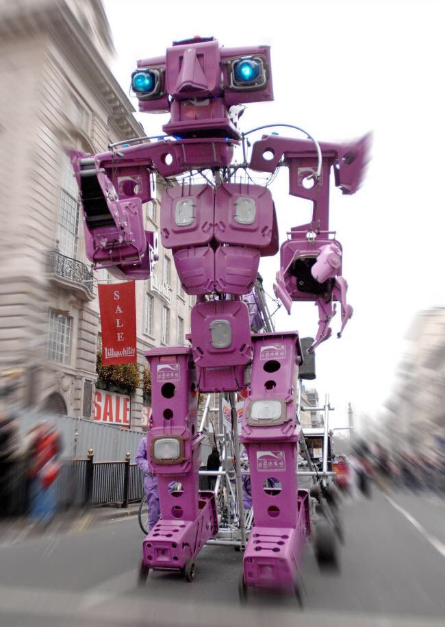 ST3AMCo's tweet photo. @chrisdysonHT @ParklandsLeeds @MrEFinch @PaulGarvey4 @PhilMellenLeeds @Child_Leeds @TheManEngine @PeteStewartEden @edencommunities @MichaelRosenYes @richardgerver @MattBrittin Or #BinBot from those crazy creatives at @EEALondon
Can see her stomping across SeaCroft and up Dufton Close now!
Can you see/guess what she’s made of? https://t.co/jWhUb2OyRR