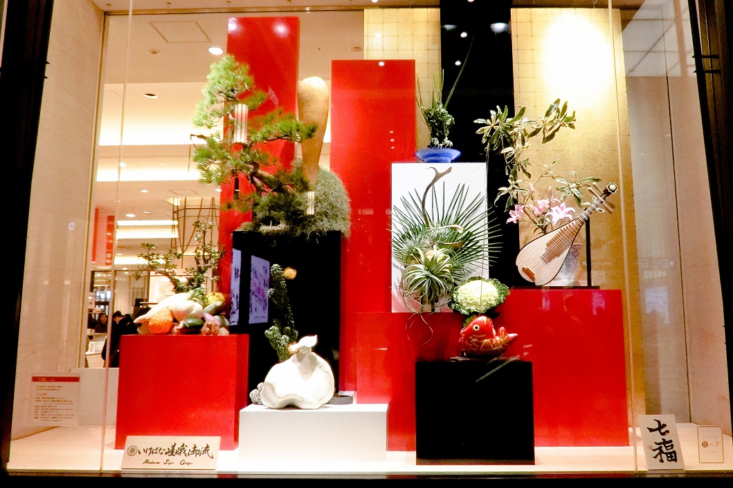 Odderyaya 初詣の途中 大阪梅田の阪急百貨店のショーウインドウに お正月と言うことで 大きな生け花が展示されていました いけばな嵯峨御流 と書かれていました 生け花のことは さっぱり分かりませんが すごく立派で迫力がありました いけばな Odderyaya 初詣の途中 大阪梅田の阪急百貨店のショーウインドウに お正月と言うことで 大きな生け花が展示されていました いけばな嵯峨御流 と書かれていました 生け花のことは さっぱり分かりませんが すごく立派で迫力がありました いけばな