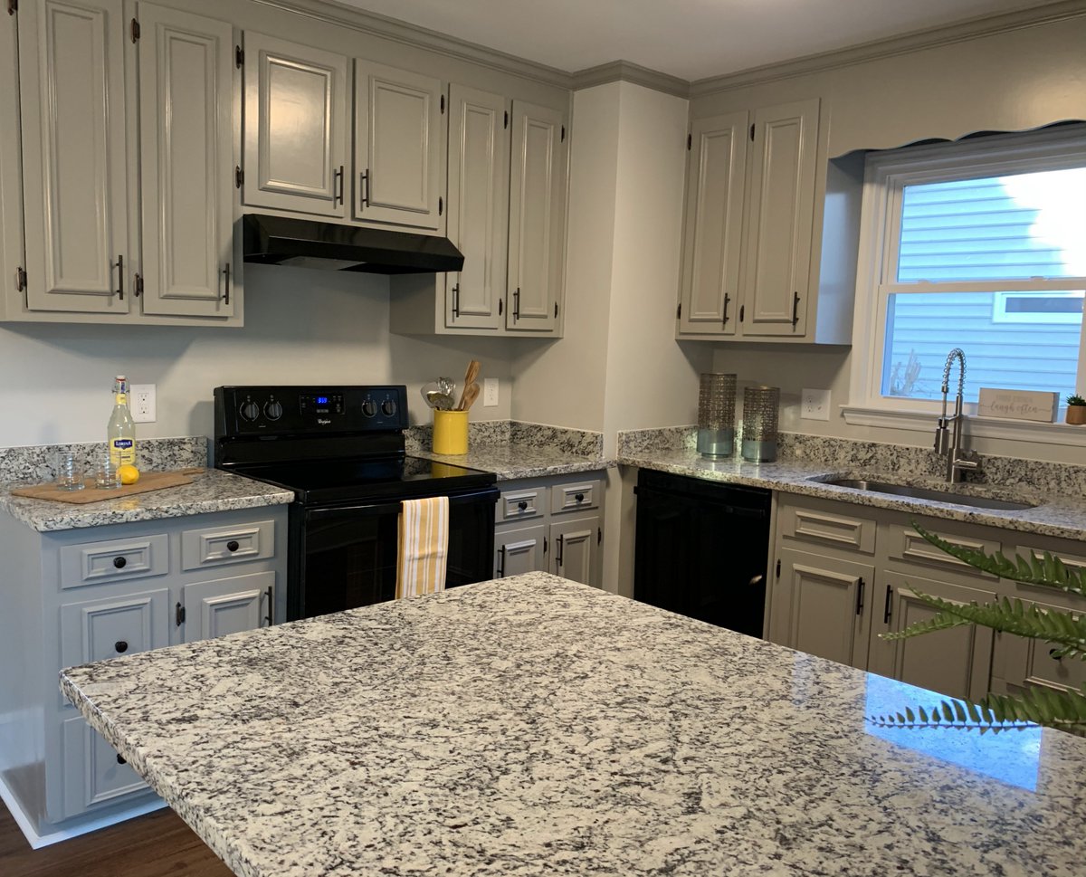 InvestorgirlK's tweet photo. Loved putting the finishing touches in this kitchen! #stagedtosell #buync #homerenovation #webuyhomes #kitchenrenovation #graycabinets #granite #homestaging #homeflipping #homeinvestor https://t.co/1F4t8OcwdG