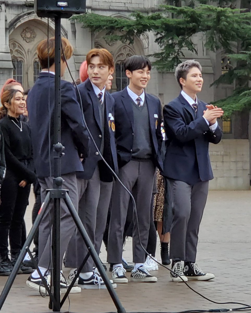 yuchandoit2's tweet photo. I know they were just standing around, but THEY WERE SOOOOO CUTE AND SMOL AND TEENY AND POCKET-SIZED DID I MENTION SMOL?!?!
#ACEinSeattle #ACE #에이스 https://t.co/ThhwjlDTso