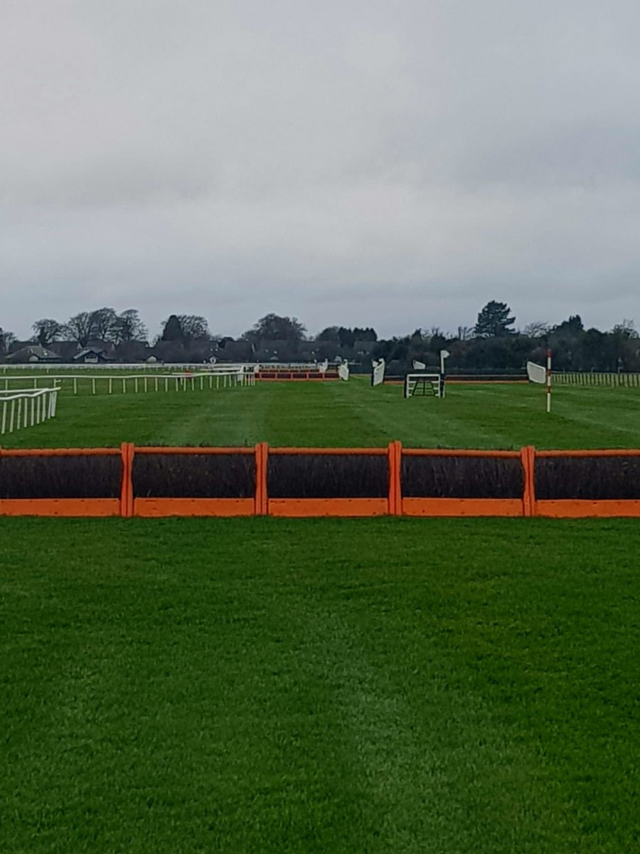 Track is looking 👌🏻🌿 

Our 2m 4f start for the @LawlorsNaas G1 Novice Hurdle tomorrow where our 7 runner will line up 🐎

#LawlorsDay