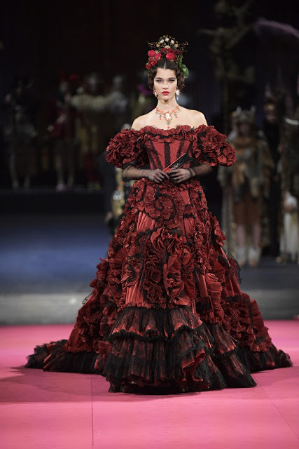 couturegalaxy's tweet photo. Dolce &amp; Gabbana Alta Moda นี่มีโชว์ไหนที่ไม่ว้าว อย่างคอลเลคชั่นนี้ได้แรงบันดาลใจจากโอเปร่าโชว์ต่างๆเช่น Tosca, Madame Butterfly, the Barber of Seville มังเป็นโชว์ที่เริ่ดปัง สวยหรูมากกก https://t.co/U7JdJvp6GF