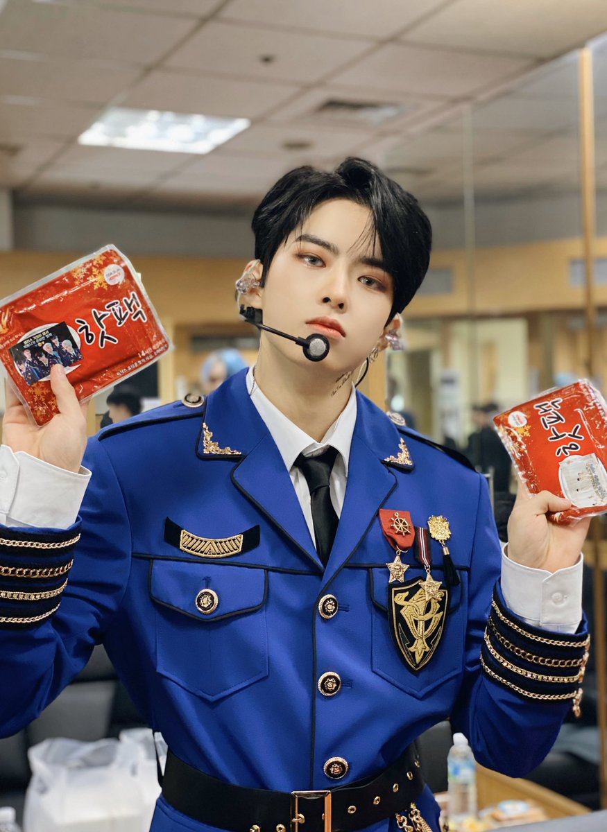 VICTON1109's tweet photo. [#빅톤] 앨리스가 걱정이 돼서
빅토니들이 준비한 핫팩💙🥺💛
앨리스 잘 받으셨나요👍 
오늘 하루 빅토니들의 열정으로 
따뜻한 하루가 되셨길 바라며🔥
함께해줘서 너무 고마워요😍
훈훈하게 내일 또 만나요🤗

#VICTON #1ST_CONCERT #NEW_WORLD https://t.co/PS7UpmWlOu