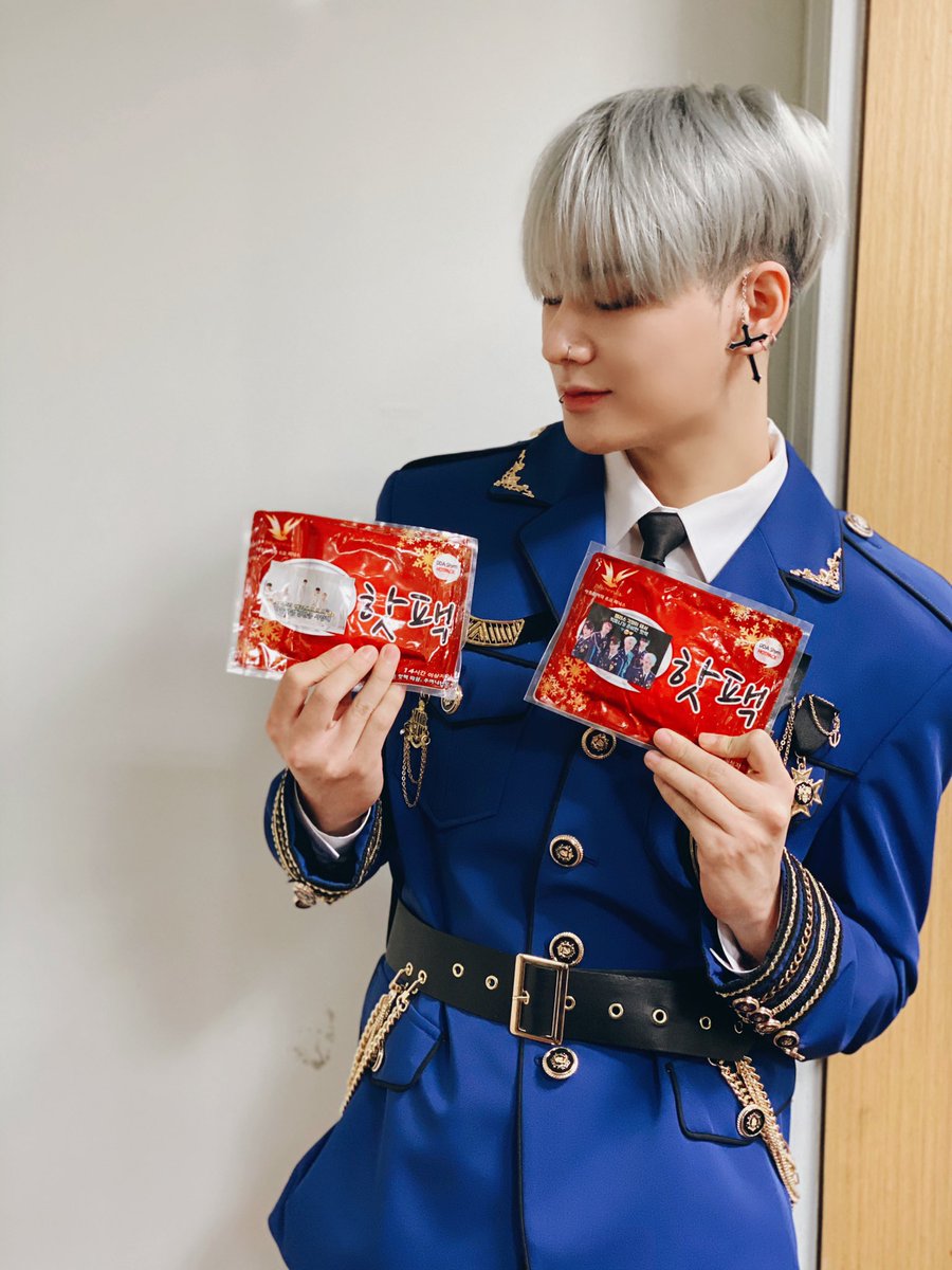 VICTON1109's tweet photo. [#빅톤] 앨리스가 걱정이 돼서
빅토니들이 준비한 핫팩💙🥺💛
앨리스 잘 받으셨나요👍 
오늘 하루 빅토니들의 열정으로 
따뜻한 하루가 되셨길 바라며🔥
함께해줘서 너무 고마워요😍
훈훈하게 내일 또 만나요🤗

#VICTON #1ST_CONCERT #NEW_WORLD https://t.co/PS7UpmWlOu