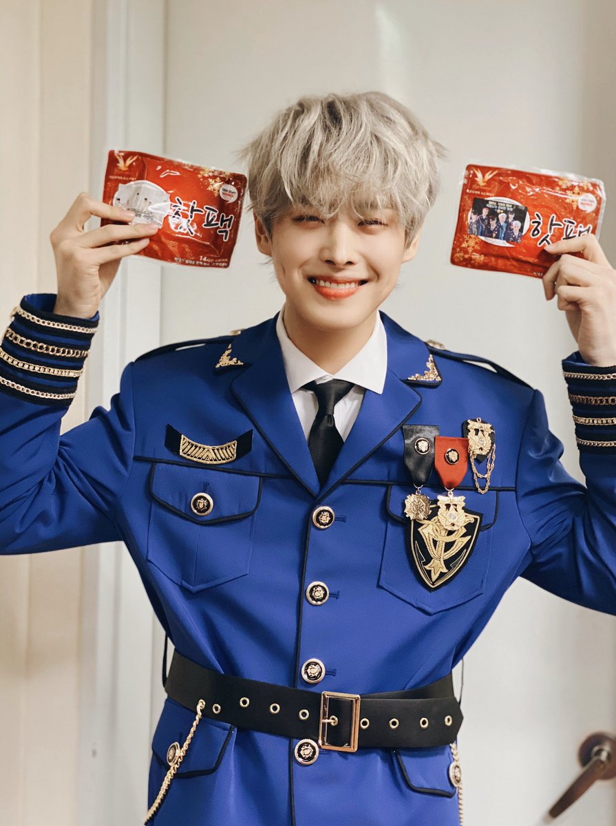 VICTON1109's tweet photo. [#빅톤] 앨리스가 걱정이 돼서
빅토니들이 준비한 핫팩💙🥺💛
앨리스 잘 받으셨나요👍 
오늘 하루 빅토니들의 열정으로 
따뜻한 하루가 되셨길 바라며🔥
함께해줘서 너무 고마워요😍
훈훈하게 내일 또 만나요🤗

#VICTON #1ST_CONCERT #NEW_WORLD https://t.co/PS7UpmWlOu