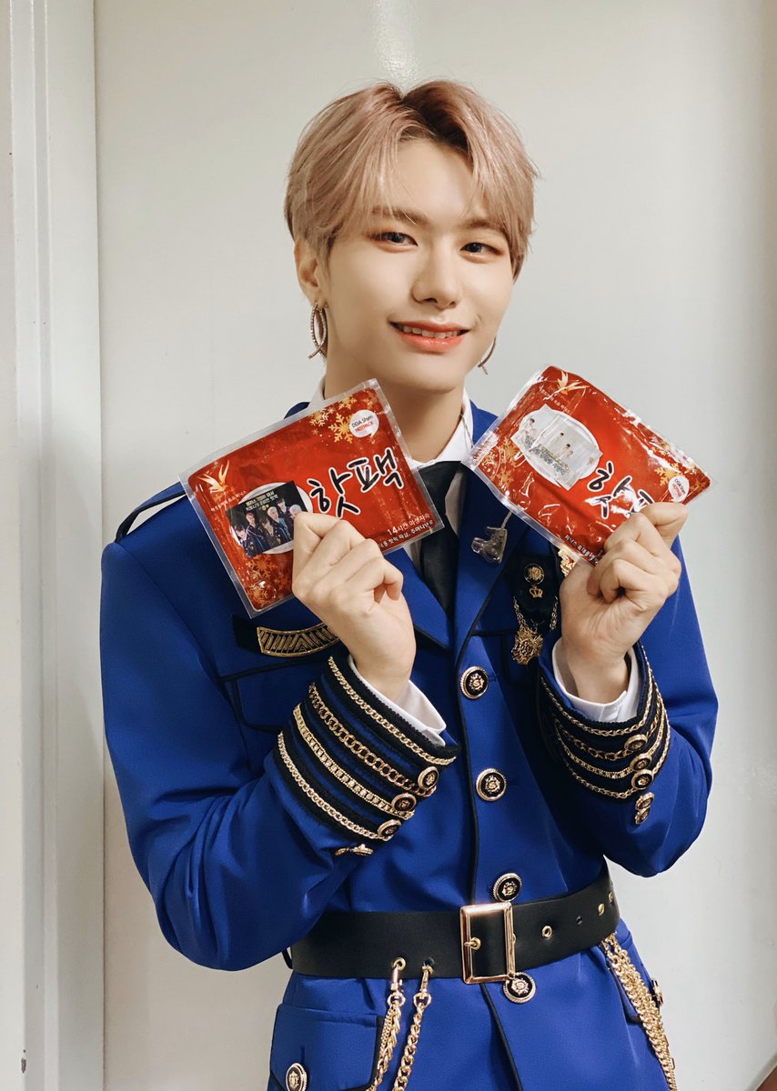 VICTON1109's tweet photo. [#빅톤] 앨리스가 걱정이 돼서
빅토니들이 준비한 핫팩💙🥺💛
앨리스 잘 받으셨나요👍 
오늘 하루 빅토니들의 열정으로 
따뜻한 하루가 되셨길 바라며🔥
함께해줘서 너무 고마워요😍
훈훈하게 내일 또 만나요🤗

#VICTON #1ST_CONCERT #NEW_WORLD https://t.co/7rUMnR8IId