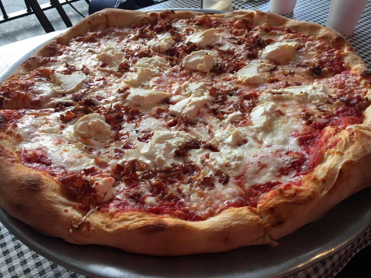 ItsPizzaMonday's tweet photo. Palace Pizza in Lakeland FL. Pregaming the Magic G League game. 8.1.  Surprisingly good. Bacon  &amp; ricotta. #pizza #gleague #bacon #foodbloggers https://t.co/M9DVLXBfHr