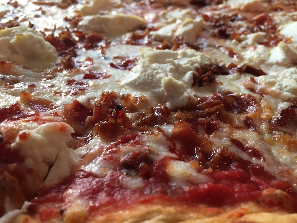 ItsPizzaMonday's tweet photo. Palace Pizza in Lakeland FL. Pregaming the Magic G League game. 8.1.  Surprisingly good. Bacon  &amp; ricotta. #pizza #gleague #bacon #foodbloggers https://t.co/M9DVLXBfHr