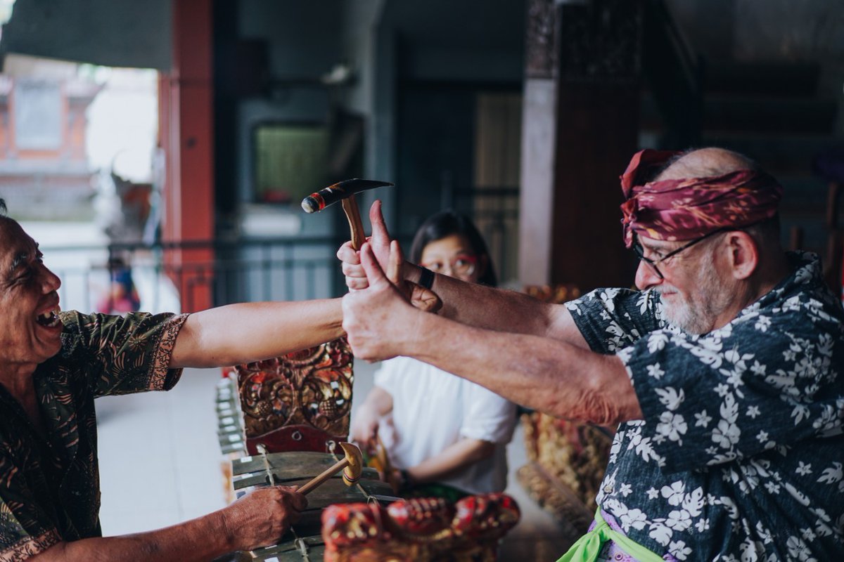 Bali_Institute's tweet photo. Body language - perhaps the most magical language of all 💃🏽 (of course if you're a visitor you should always check the cultural norms before doing any hand gestures 👍) #bodylanguage #thumbsup  #bali https://t.co/dWdgwwlJIX