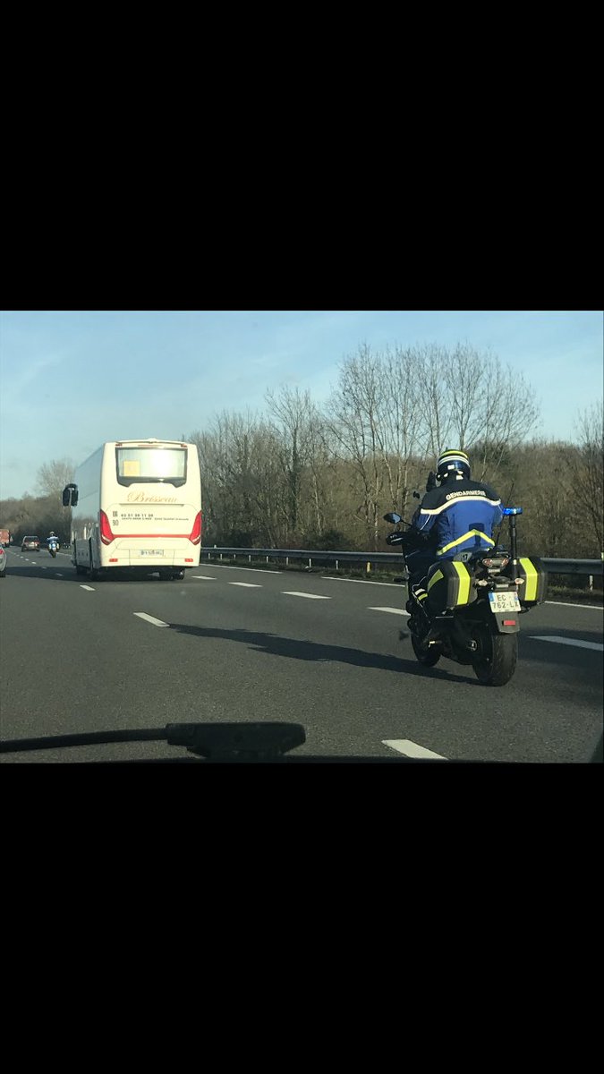 JeanRioufol's tweet photo. 2e bus. Ça remonte l’Atlantique, toujours en bonne compagnie #fcnantes #ABFCN #brigade #Loire plus que 200km pour rejoindre la capitale #BZH @Prefet64 ( 0-2 au passage )@FCNantes https://t.co/znqPjRlv88