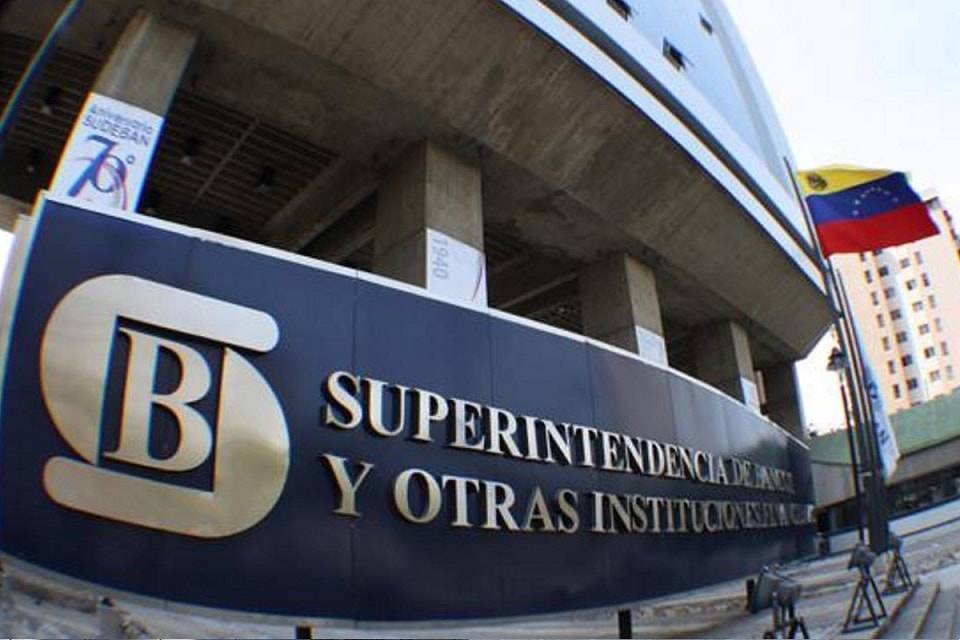 DiarioTalCual's tweet photo. Sudeban estableció diez lunes como feriados bancarios para 2020 #TalCual #ClaroyRaspao #PaseyLea https://t.co/8O9ywCxeVX https://t.co/VJnbleQ1su