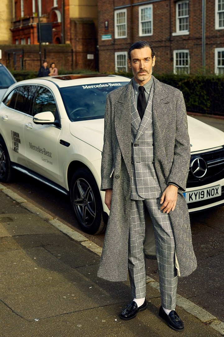 .<a href="/RichardBiedul/">Richard Biedul</a> arrives in an <a href="/ETautz/">Tautz Thoughts</a> overcoat and 
@richardjamesrow suit, with a Drakes shirt and <a href="/EdwardSextonUK/">EdwardSextonShop</a> tie 🔥 #LFWM 
📸Simon Lesley gq.uk/Iz0nhY