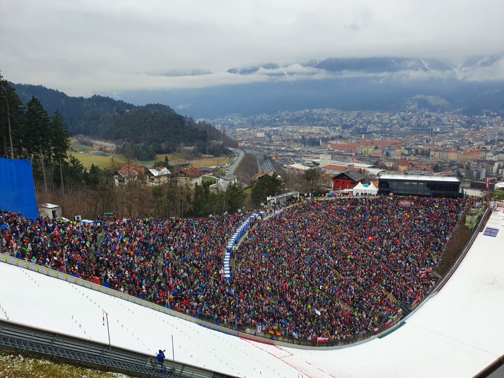 IbkRotes's tweet photo. Auch das Jahr 2020 beginnt für das Rote Kreuz Innsbruck mit einer Großambulanz. An beiden Tagen standen an die 70 Sanitäterinnen und fünf Notärztinnen im Einsatz.

https://t.co/FyT9zqTgDy https://t.co/fdNmcF2Gcb