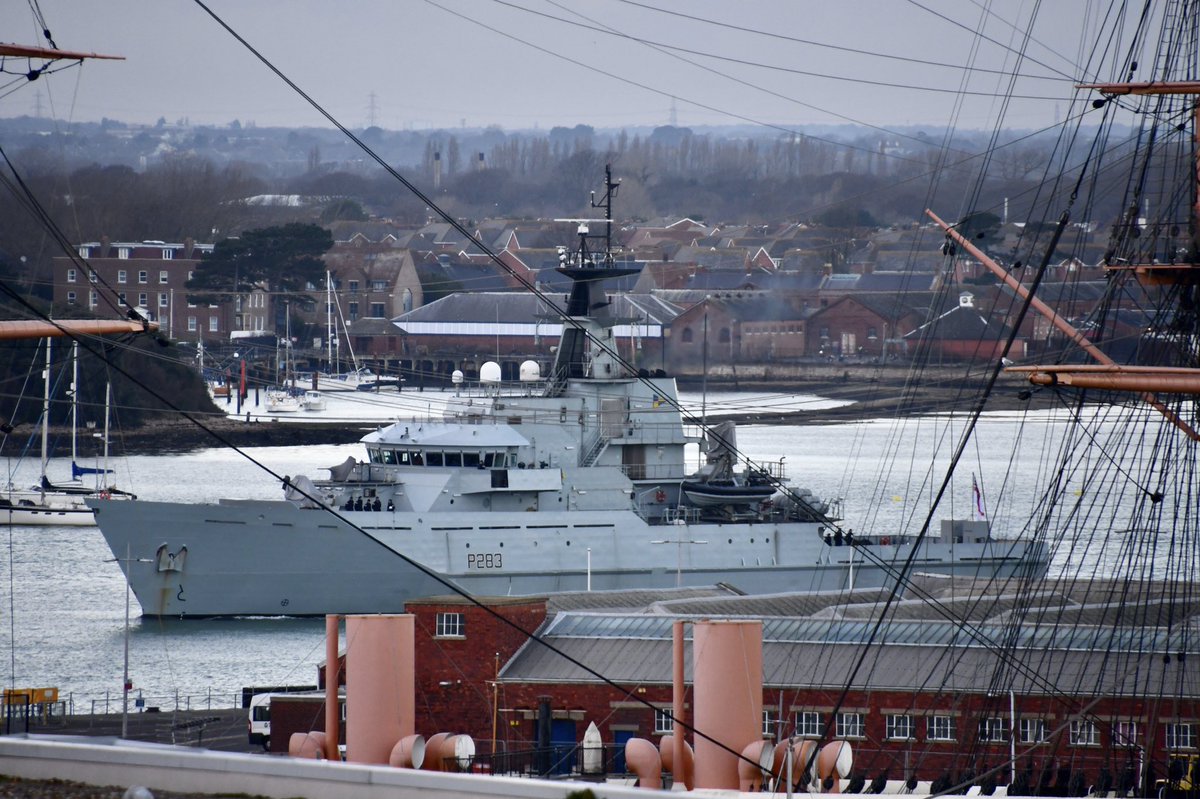 AmzJS13's tweet photo. 👋 #FairWindsAndFollowingSeas @hms_mersey 🇬🇧 outbound from @HMNBPortsmouth #BackToSea @RoyalNavy @CdrFPS @PortsmouthProud @UKDefJournal @NavyLookout @GreyFunnelLine @WatkinNeil @CaptDavidGeorge #Batch1OPV https://t.co/yLZ8ea3R9M