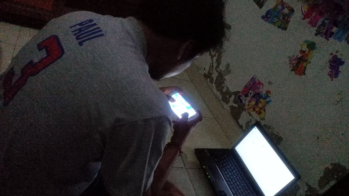 Gusti_AyuAlit's tweet photo. Main game sambil kerja.. 
Magae pang maan,main game pang maan .. https://t.co/KPOInBbueZ