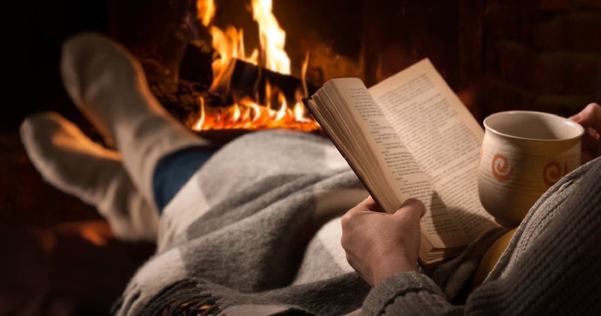 PAMrsB's tweet image. Stay warm this weekend with a comfy blanket and a good book!!

#curledupwithagoodbook #amreading #weekendisbooked