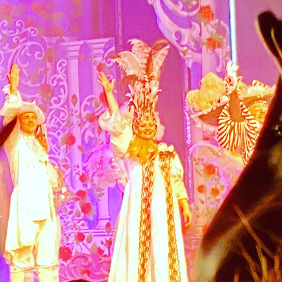 Nickyfar's tweet photo. Enjoying my last weekend of performances here at @worthingpanto ...seeing friends and sunsets by the sea alongside the best fun panto ever xxx https://t.co/K2KTCI0HVZ