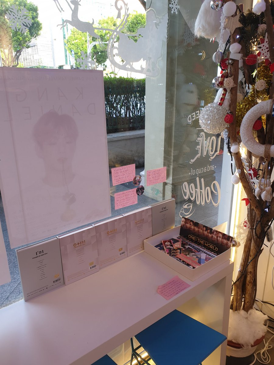 1WithWannaOne1's tweet photo. #peach_empire_sg 

(Pls help RT) We are informed that there are people who came and take the freebies without buying from the cafe. This is very disrespectful to us as we stated clearly its for people who came to our event. We have pasted few memo, you can't read English? https://t.co/KT5agOw5jO