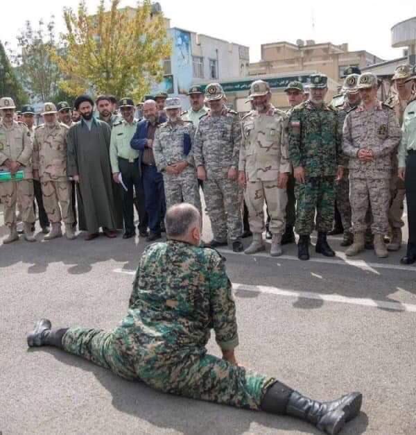 الجيش الإيراني بدأ استعداداته للحرب .. وصلتني صورة لضابط إيراني يتدرب على سد مضيق هرمز