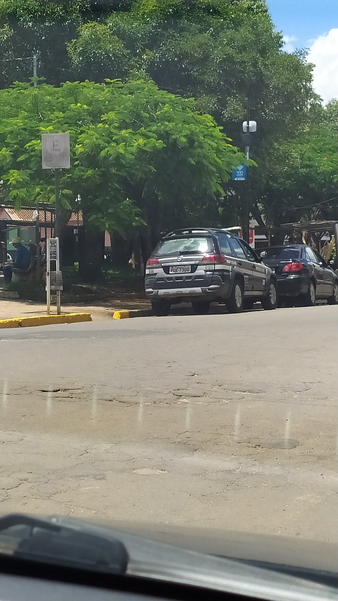 Danilo16haz's tweet photo. Cidade do interior onde o detetive além de usar o carro pra ir ao mercado com a esposa pra fazer compras ainda para na vaga preferencial de cadeirante!!! A multa é pra quem? https://t.co/2m5Z2oIf4D