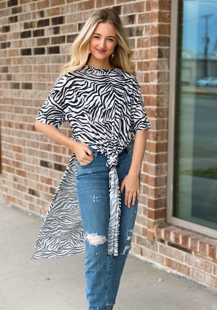 Walk on the wild side this weekend! This tunic style tee has long slits that start at the waist and go all the way down! 

#MaxiTee #ZSupply #ZebraPrint #Tunic #StyleByVanillaFringe #VanillaFringeBoutique #DearJohn #Jeans #StraightLegJeans #OutfitInspiration #WeekendStyle