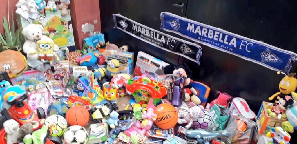 marbella_fc's tweet photo. 💥 Gracias de corazón ♥ a todos los aficionados que estáis entregando juguetes a @asociacioncadi en colaboración con @FrenteLibre por una entrada 🎫 para el partido 🆚 @SanFernando_CD. 

ℹ ¡Os recordamos que podéis seguir llevando juguetes al 🏟 mañana a partir de las 10h00! https://t.co/4rTtstWKBe
