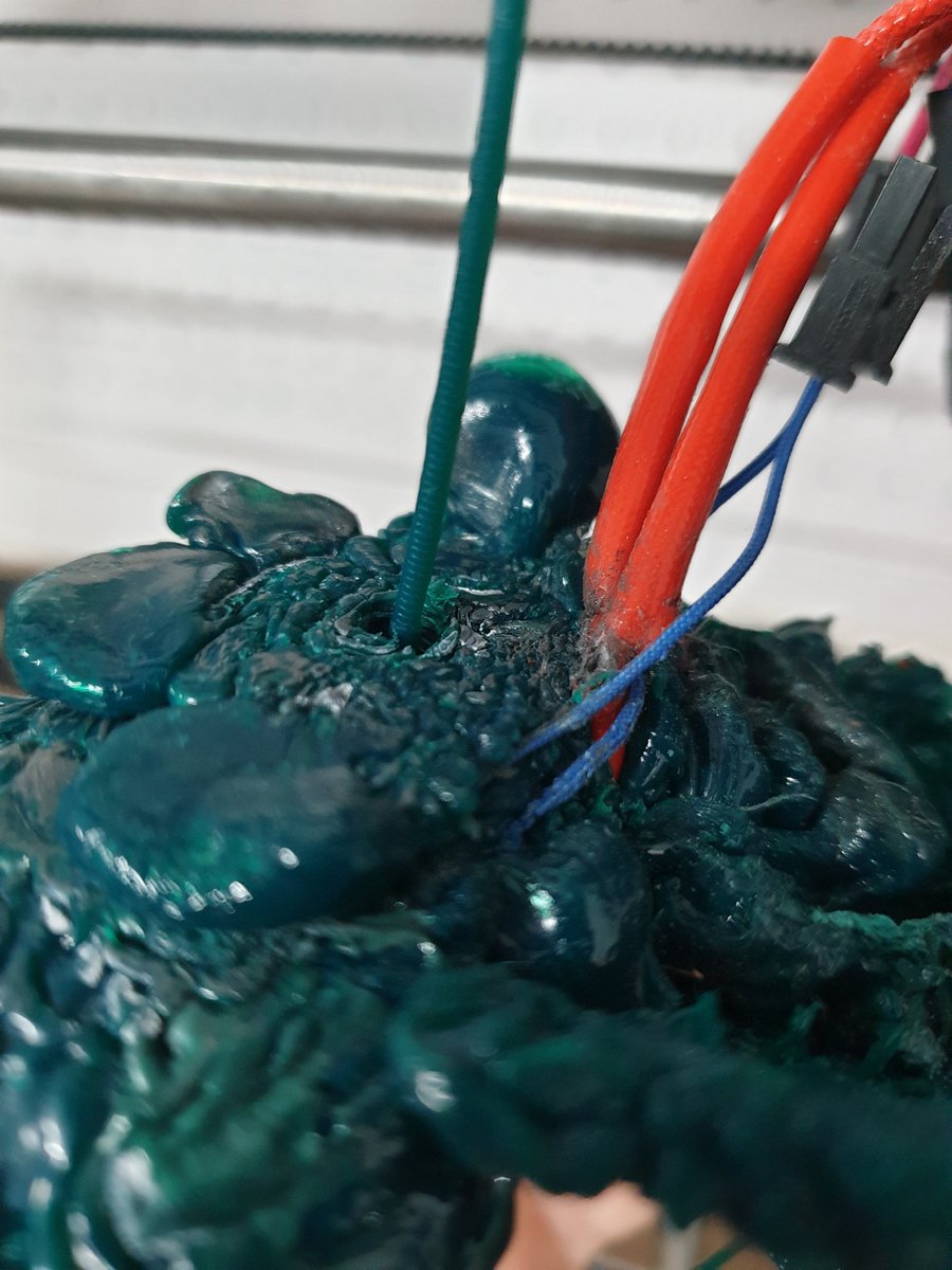 MakerGal3D's tweet photo. De esto que tienes un pequeño incidente con el e3d 🤦🏻♂️
Y sorprendentemente limpisimo 😂😂😂😂
#3Dprinting #hotend #e3d #printfail #3dprint #impresion3d #impresora3d #fusor https://t.co/3EqUbCuFhy