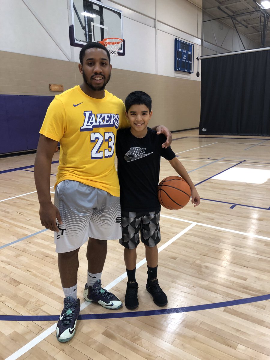 stat_elite's tweet image. Coach Juwaan got in the gym with 7th grader Marqus Espinoza this weekend. It was a solid workout and Marqus learned a lot. @thatswaan #BackInTheLab #STATFamily #TrustTheProcess #StatELITE #BasketballTrainer #statpro #WeBelieve #basketball