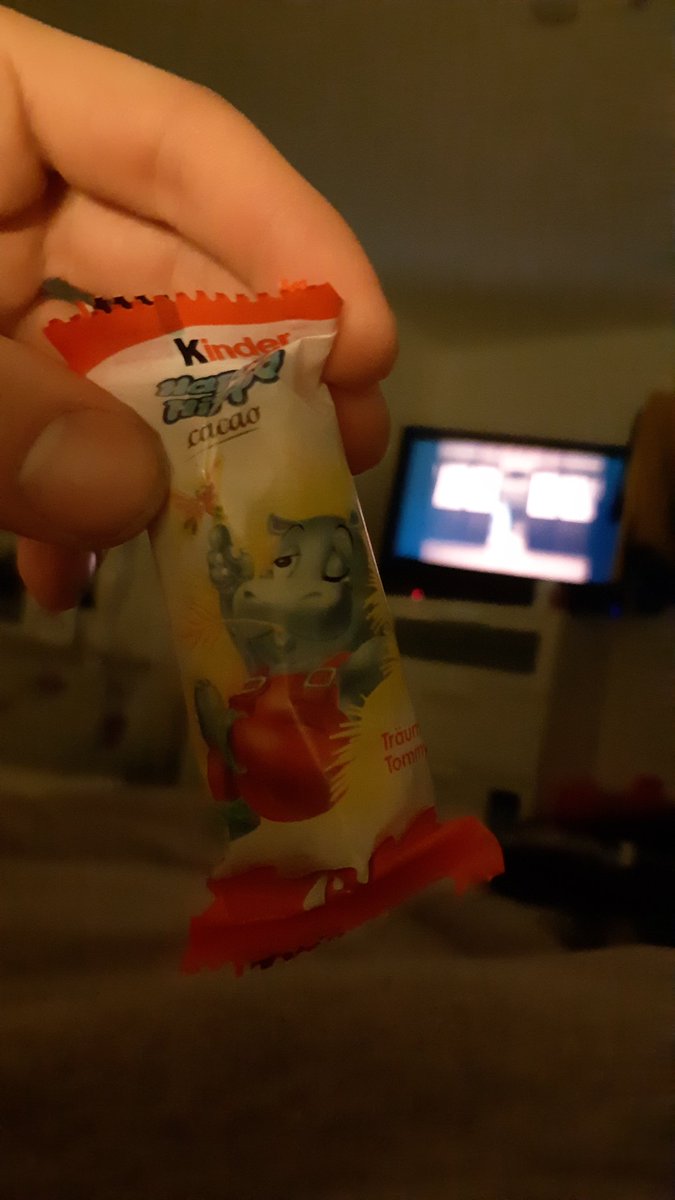 Ahrgator's tweet photo. @IceFatury Ich gucke #AvatarTheLastAirbender und gönne mir einen #Happy #Hippo. #lecker #lg https://t.co/5ubDYBZoZd