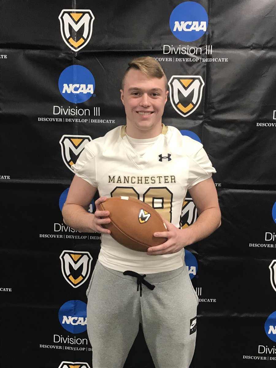 HakesWendy's tweet photo. Great visit today @ManchesterUniv Thank you for the invite and laughs. @JacksonHakes @footballcoachj Jackson has a big difficult decision ahead of him. And a couple more college visits. https://t.co/cYIIpVWDFg