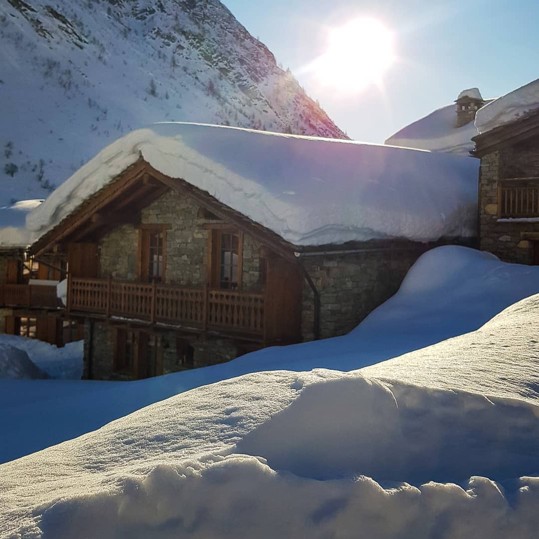 En ce moment, le #cumul de #neige ❄ dans le vieux village 💙 est équivalent à celui que nous avions en fin de saison l'an dernier 🤩
Soit 4 mètres 🎉
