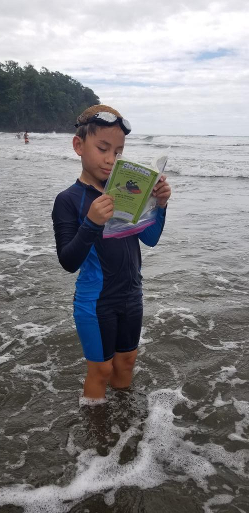 Veronic65131220's tweet photo. In your last adventure to the beach and you don't know whether to  read or  swim🎉🎉❤ ?@dchajimenez https://t.co/6luSaVNGAt
