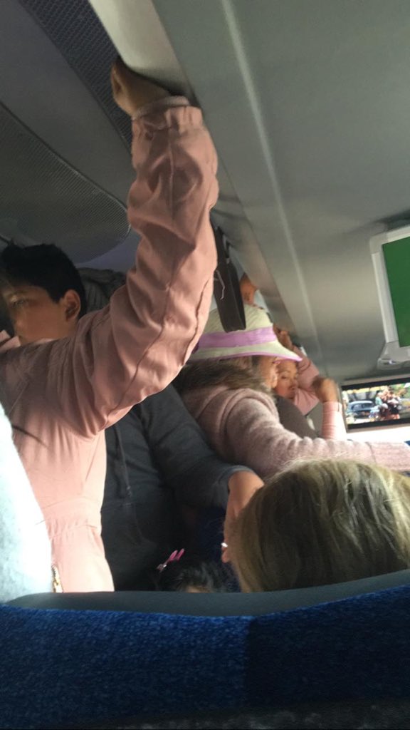 urigod's tweet photo. @CAPUFE quiero reportar que justo ahora en el autobús Estrella blanca en la ruta que va de Tecozautla Hidalgo a la Ciudad de México les dijeron que supuestamente un chofer se accidentó y metieron a todos en este bus son abordo como 200 pasajeros https://t.co/mO9OWclBfK