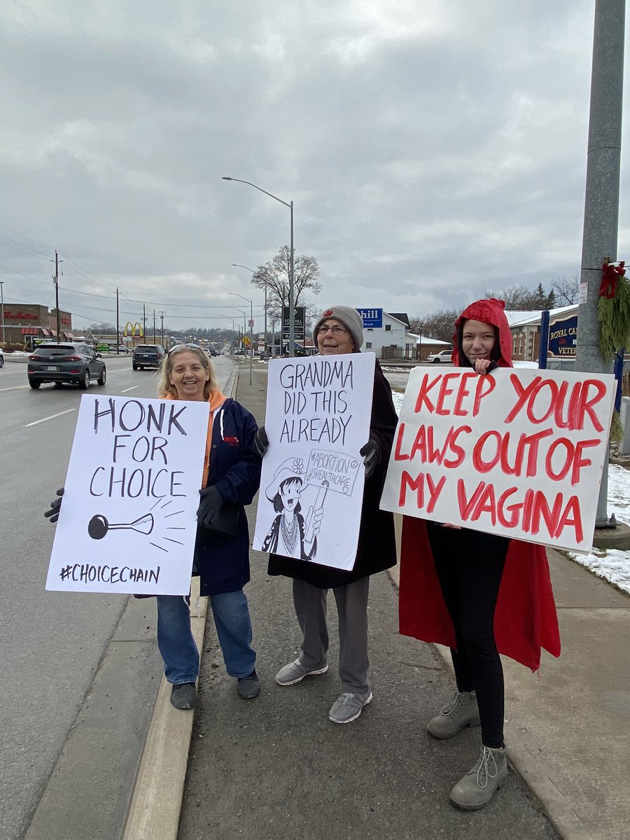 HandmaidMom's tweet photo. Gratifying how many middle aged white men honked in support today! A couple @samoosterhoff supporters flipped us the bird and several took pictures and video - sure hope you got my good side, you sillies. #onpoli #cutshurtkids #abortionishealthcare #happynewyearsam #littleputz https://t.co/c2XuDNSLNS