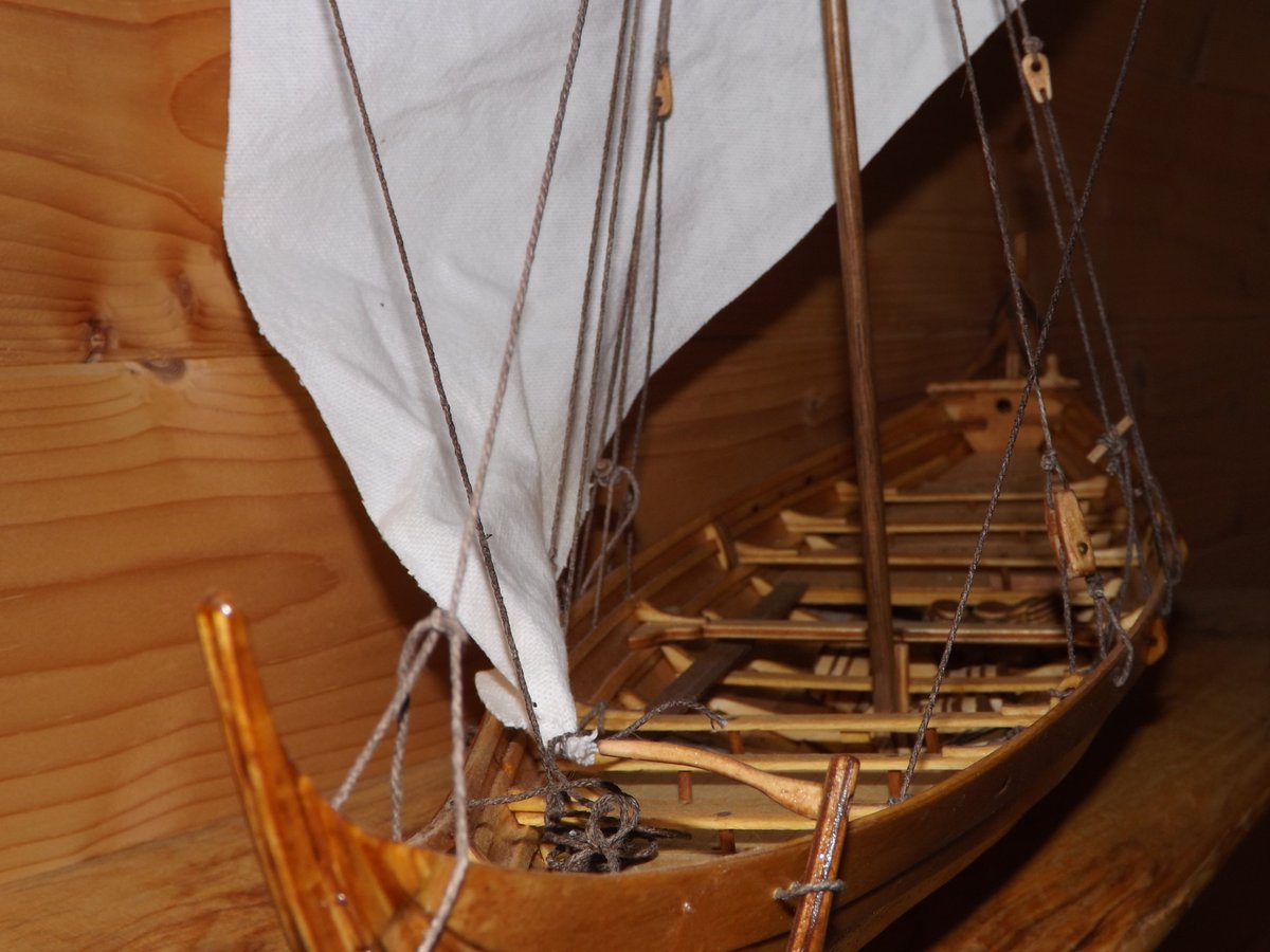 helgseiler's tweet photo. So I made a sail like the one in the bayeux tapestry to see how it would look IRL on a boat (#Skuldelev 3). I tried a fan on it to see how it would act, but the wind was not powerful enough for me to see how it acts. BUT looks really easy to jump out of..
#redneck #archeology 🤣 https://t.co/he4tCYBs8S