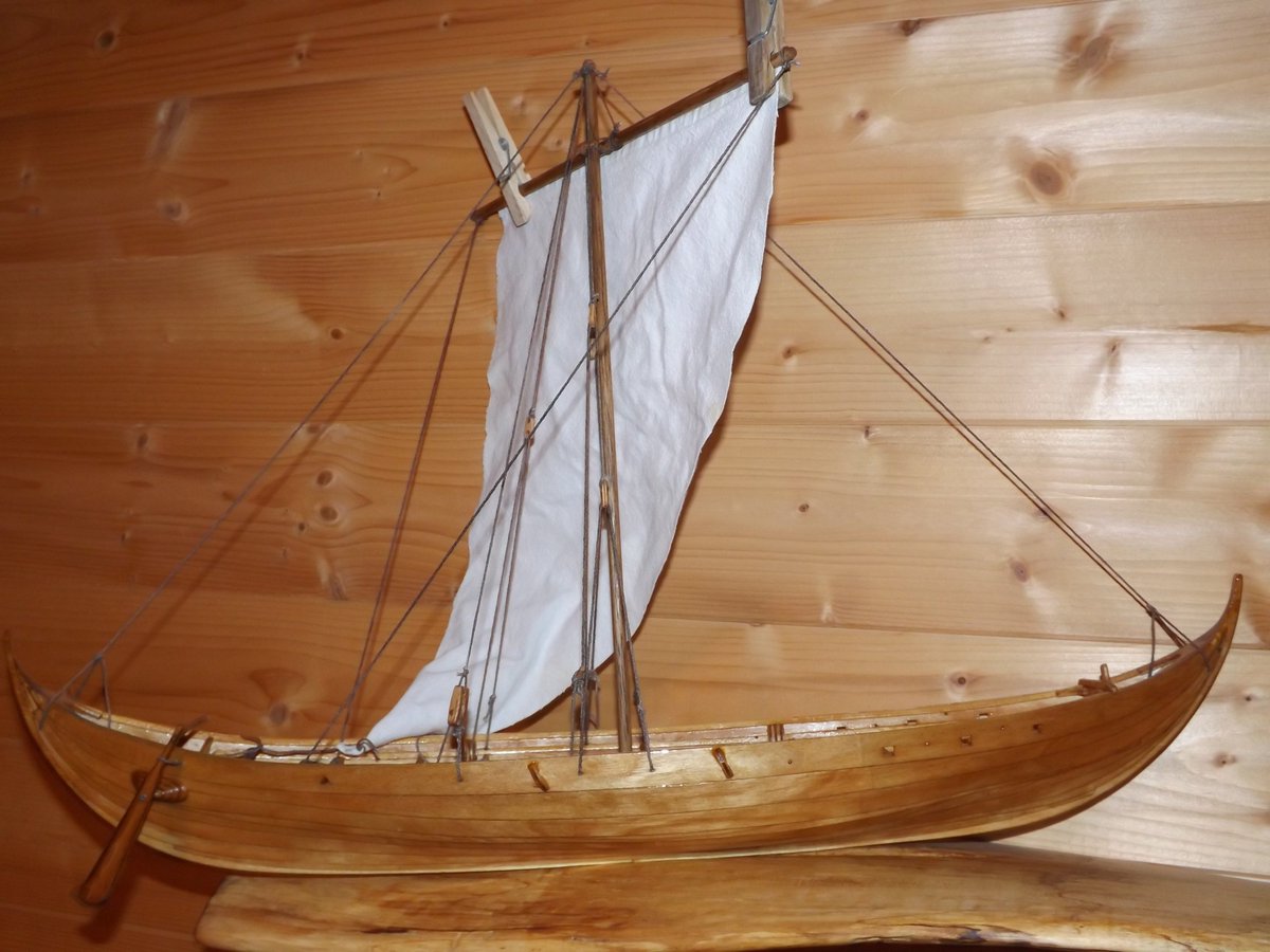 helgseiler's tweet photo. So I made a sail like the one in the bayeux tapestry to see how it would look IRL on a boat (#Skuldelev 3). I tried a fan on it to see how it would act, but the wind was not powerful enough for me to see how it acts. BUT looks really easy to jump out of..
#redneck #archeology 🤣 https://t.co/he4tCYBs8S