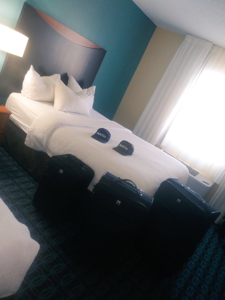 StephanieGladd4's tweet image. Made it to Iowa! 💙🤑

#YangyangWeLoveYou #YangGang2020 #YangWeek #YangGangFamily #Yang2020