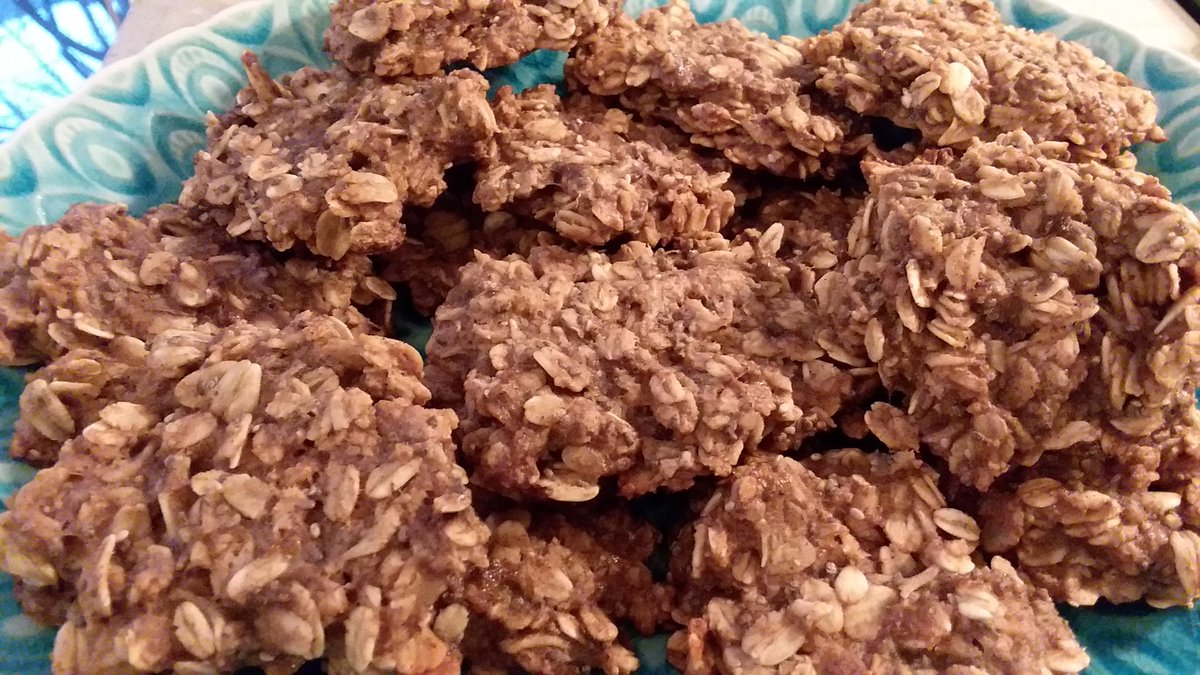 StephanieColco4's tweet photo. Healthy Banana Oatmeal Cookies! ππͺ Ingredients: bananas, oats, cinnamon, chia seeds, almond butter & sea salt #treatyoself #noaddedsugar #cleanbaking #gobananas https://t.co/GIW3EW7Kot