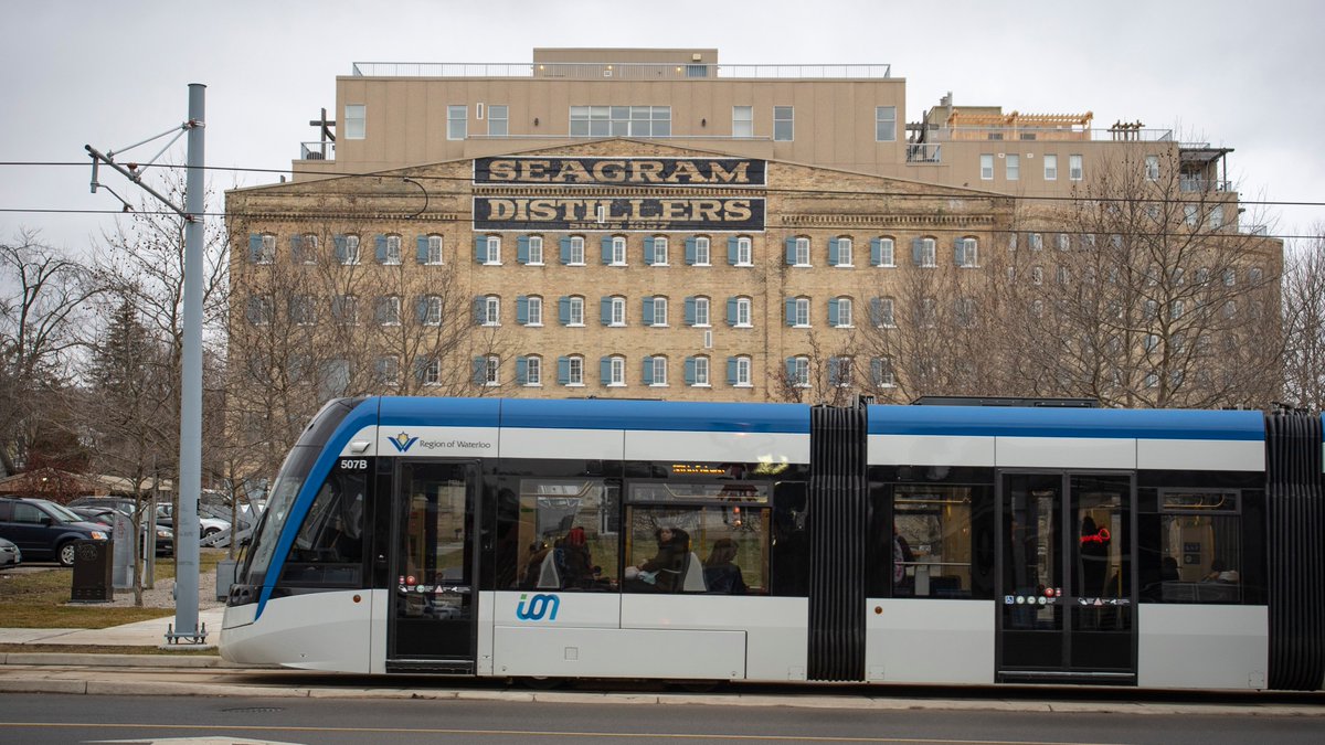 DamianDC7's tweet photo. A @rideIONrt LRV going past Seagram Lofts (once the Seagrams Disterilly).
#ION #RideION #Waterloo #Seagrams #transitfan #Railfanning https://t.co/oU0FiCiNV9