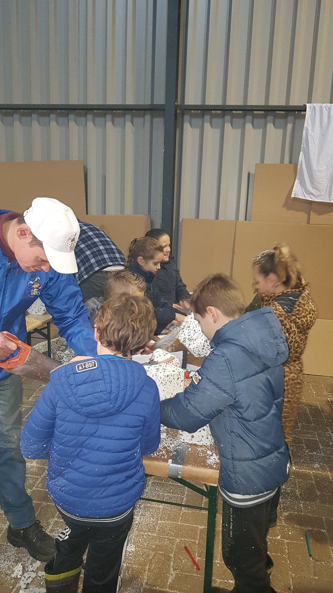 De11jes's tweet photo. 5de workshop carnavalswagen bouwen bij De 11jes met maar liefst 60 enthousiaste kids!
 
De jeugd heeft de toekomst!
Carnaval is fun! 

Meer foto's binnenkort online.

Zaterdag 18 januari te zien bij TV Gelderland. 

#workshop #11jes #sjorssportief #vereniging #Carnaval2020 https://t.co/3B9XGvqikG