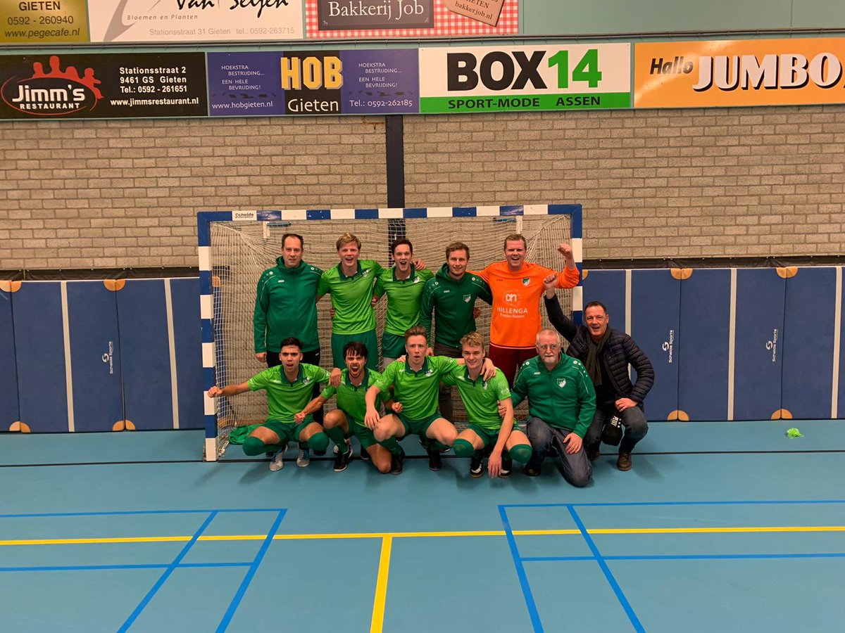 vvltc's tweet image. #vvLTC WINT HET 38e PONY BAR KERSTZAALVOETBALTOERNOOI @vvGieten !!! ⚽️⚽️

Het wint in de finale met 3-1 van @wvv1896 door doelpunten van Marc Heerings, Sergio Danhof en doelman Daan Budding!