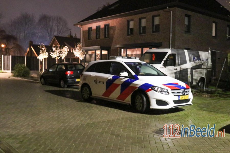 Politie in #Lunteren op zoek naar twee mannen na poging tot inbraak. 112 in Beeld.