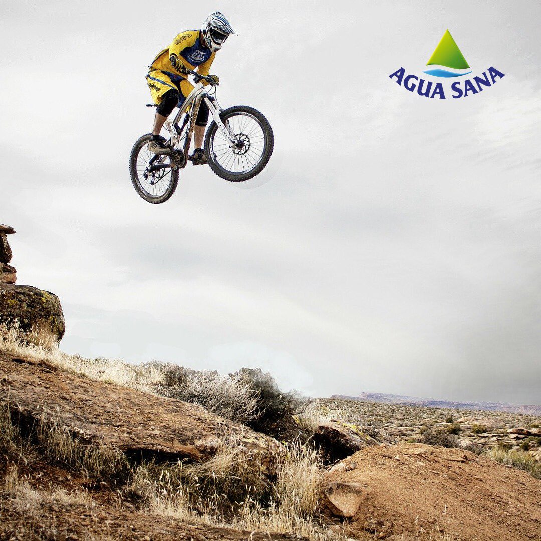 Pedalea a la montaña más alta y salta al vacío 🚵🏻‍♂🚵🏻‍♀, pero no olvides de mantenerte hidratado 🍶🍶. La mineralización muy débil de Agua Sana nos hace apta para todo tipo de dietas
.
.
Somos agua baja en sodio 💦💦.
.
.
#aguasana #belesar #bajaensodio #hidrátate #valmiñor