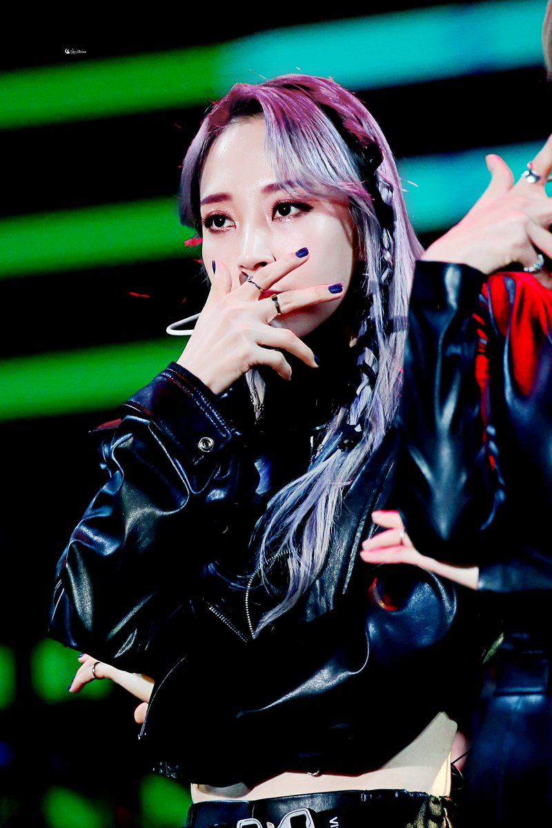 19921222com's tweet photo. 200104 골든디스크 무대 4pics

나 정말 언니가 쏜 총에 심장이 터져버렸잖아

#마마무 #문별 #MAMAMOO #MOONBYUL https://t.co/INOWU9l1ox