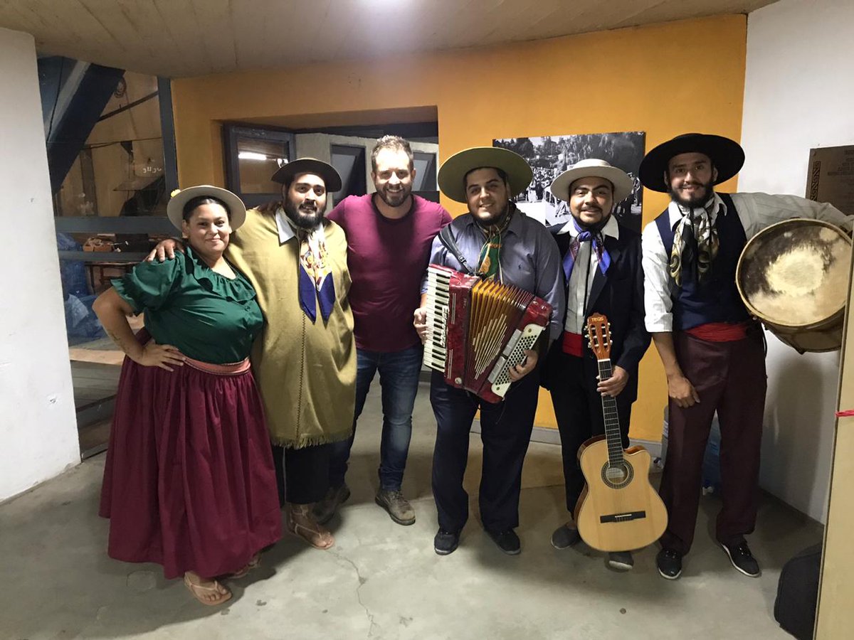 ¡Cañuelas en COSQUÍN! 
Lxs ganadores del Pre Cosquín llevado a cabo x el ICC ya están presentándose en el escenario mayor de la Próspero Molina acompañados x Leo Parigi en representación del municipio 
Ellxs son: Misión Bernabé; Jallpa Manta; Entrevero Gaucho y La Amanecida.