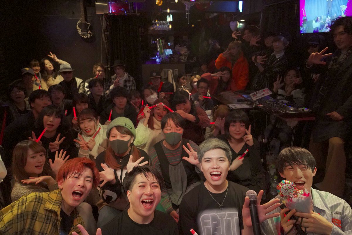 reirei_0110's tweet photo. 今日は本当にありがとうございました。
帰ってみんなのツイートとかお手紙とか呼んでて泣きました。
沢山のお菓子もダイエット中だけど食べますね。

こんなにも愛されてたんだなと改めて知りました。ありがとう

みんな大好きだ！！！！！😌 https://t.co/44pUe5bLRG
