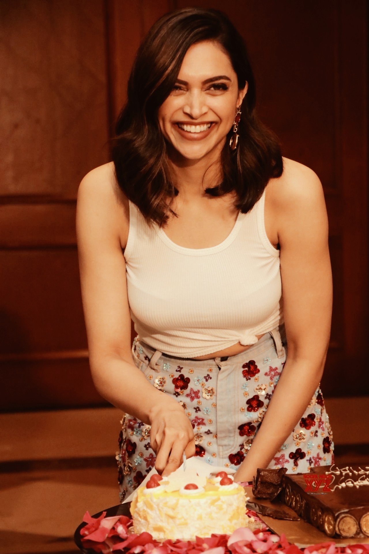 It\s her birthday in 1 hour.
Happy birthday deepika padukone  